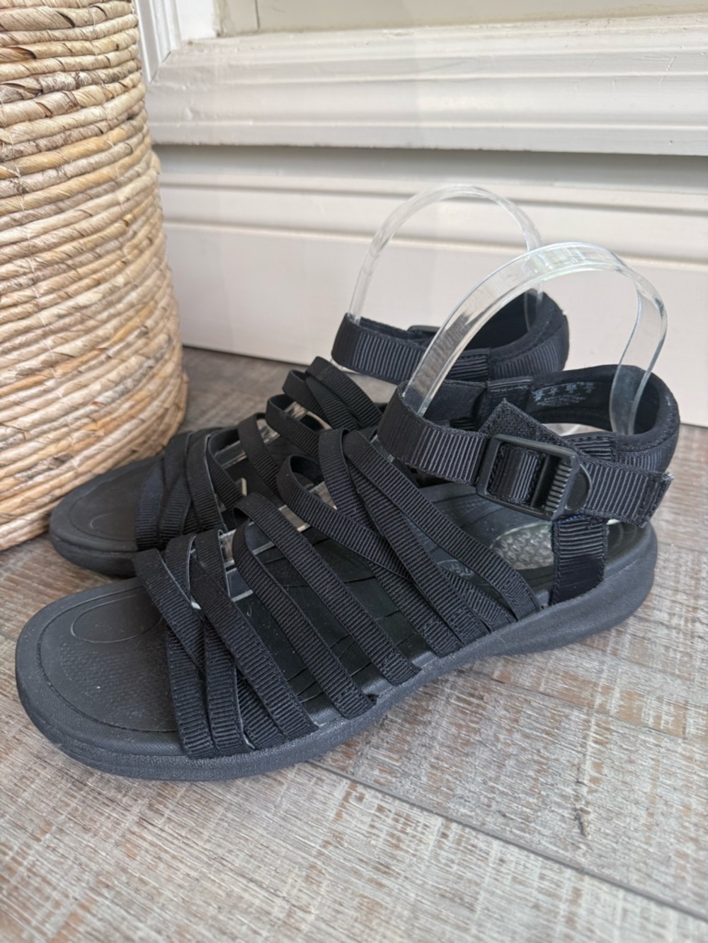 Dr. Scholls Tegua strappy sandals sz9